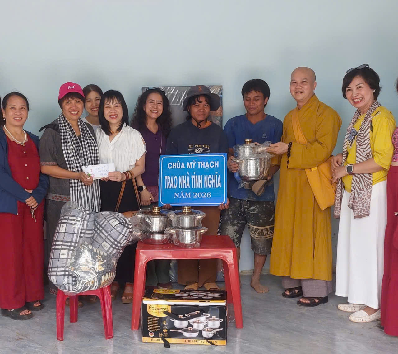 Chùa Mỹ Thạch xã Chư Sê, phát quà từ thiện cho đồng bào và học sinh.